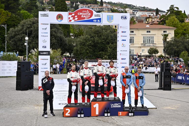 Podio final del Rally de  Croacia: 1) Takamoto Katsuta y Aaron Johnston (centro), 2) Sami Pajari y Marko Salminen (izq), ambos de Toyota, y 3) Hayden Paddon y John Kennard, de Hyundai.