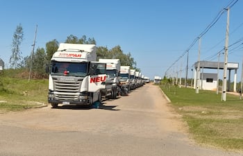 Una larga fila de camiones aguardan para ingresar a ambos puertos de la ciudad de Pilar para retirar cargas que fueron descargados de distintas embarcaciones. Las filas llegaron incluso hasta el patio del aeropuerto "Carlos Miguel Jiménez".