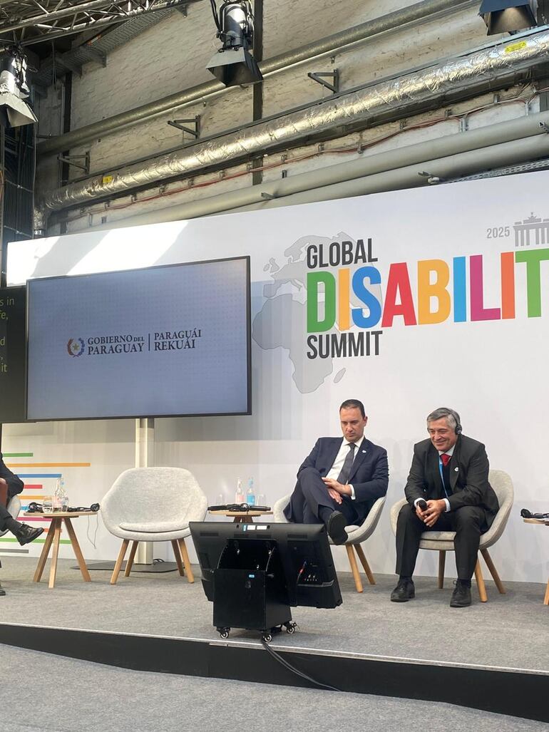 El ministro de Educación, Luis Ramírez, sonriente en una conferencia en Alemania, mientras alumnos siguen sin recibir kits escolares.