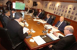 Presentación del "mapa del sicariato" en Paraguay, por la ministra Carolina Llanes ante el pleno de la Corte Suprema de Justicia.