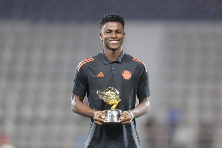 El colombiano Néiser Villarreal posa con el trofeo como el goleador del Campeonato Sudamericano sub-20 este domingo, en el estadio José Antonio Anzoátegui en Puerto La Cruz (Venezuela). Villarreal se convirtió con ocho tantos en el goleador del Campeonato Sudamericano Sub-20, que desde el pasado 23 de enero hasta este domingo se disputó en Venezuela, donde los Cafeteros consiguieron uno de los cuatro pases al Mundial de la categoría. 
