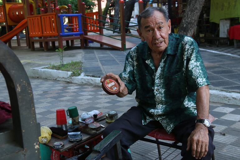 Un lustrador de calzado posa este viernes en Asunción (Paraguay). La precariedad del sistema de pensiones en los países de América Latina y el Caribe obliga a millones de trabajadores a buscar una vía laboral informal para completar sus bajos ingresos, después de décadas de trabajo y de haber superado la edad de jubilación. EFE/ Nina Osorio