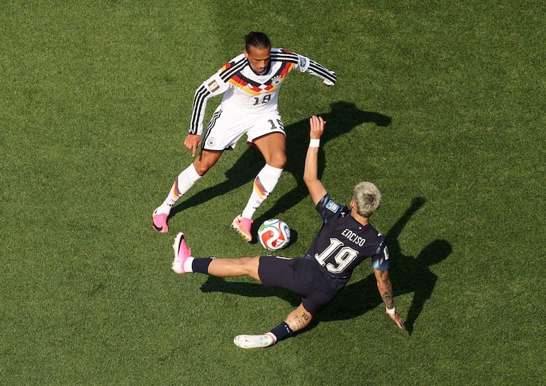 Leroy Sané de Alemania disputa el balón contra Julio Enciso de Paraguay durante el partido de los dieciseisavos de final de la Copa Mundial de la FIFA 2026 entre Alemania y Paraguay en el Boston Stadium, en Foxborough, Massachusetts.