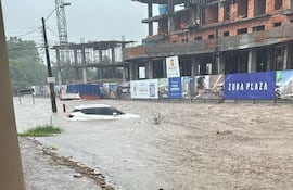 un vehículo quedó en medio del raudal mientras estaba transitando tras las fuertes precipitaciones en la zona del CIT.
