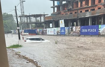 un vehículo quedó en medio del raudal mientras estaba transitando tras las fuertes precipitaciones en la zona del CIT.