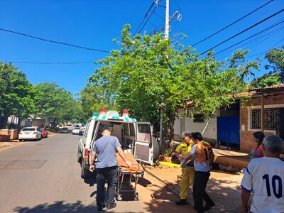 Niño asistido tras recibir una descarga eléctrica a raíz de la explosión de un cargador de teléfono celular en un local comercial de Itá.