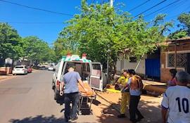 Niño asistido tras recibir una descarga eléctrica a raíz de la explosión de un cargador de teléfono celular en un local comercial de Itá.