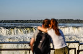 La pasarela de acceso a la Garganta del Diablo de las Cataratas del Iguazú fue reabierta tras permanecer cinco días cerrada debido a la crecida del caudal del río.