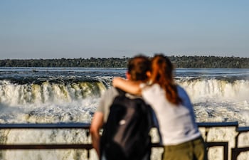 La pasarela de acceso a la Garganta del Diablo de las Cataratas del Iguazú fue reabierta tras permanecer cinco días cerrada debido a la crecida del caudal del río.