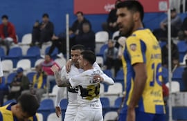 Derlis González congratula a Franco Alfonso, autor de la victoria de Olimpia sobre el alicaído Sportivo Luqueño.