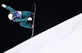 La australiana Meila Stalker compite en la primera manga de la final femenina de snowboard big air durante los Juegos Olímpicos de Invierno Milano Cortina 2026 en el Livigno Snow Park, en Livigno (Valtellina), el 9 de febrero de 2026.