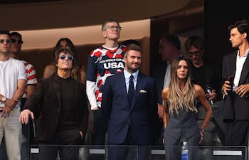 Tom Cruise, David y Victoria Beckham durante el partido del Grupo D de la Copa Mundial de la FIFA 2026 entre Estados Unidos y Paragua.