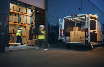 La brecha competitiva no se explica únicamente por cuánto cuesta un producto en Shein o Temu frente a una tienda local. También responde a diferencias de escala, estructura y madurez digital.