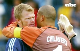 18 años atrás, Paraguay caía ante Alemania de forma agónica y se despedía del Mundial 2002 en los octavos de final.
Aquel encuentro entre dos de los mejores arqueros de la historia: José Luis Chilavert y Oliver Kahn.