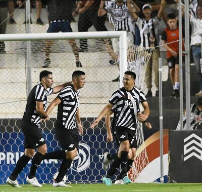 El festejo de Tacuara Cardozo tras marcar el primer gol contra Nacional. Lo acompaña el defensor Diego Viera.