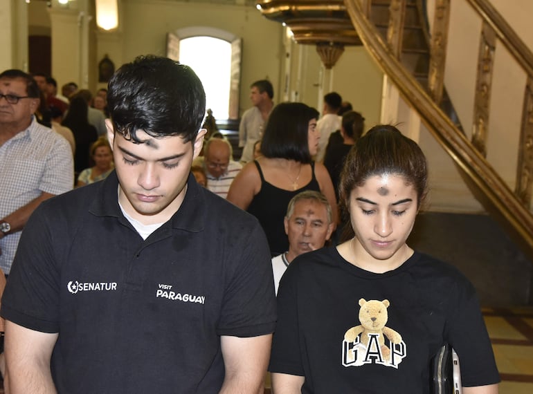 Fieles recibieron la imposición de la cruz con ceniza en la frente, como señal de penitencia.