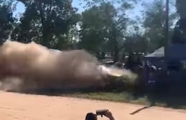 Captura de video del momento en el que uno de los vehículos de competición embiste contra espectadores en la zona del Fortín Boquerón.