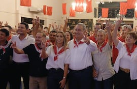 En la foto aparecen Guillermo Souto, a su lado su hija, la diputada Fabiana Souto (derecha); a su izquierda están los padres de Pedro Alliana, don Rubén Alliana y su esposa María Nidia (Marita) Rodríguez.
