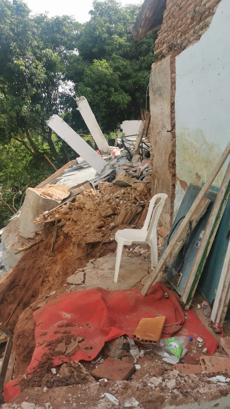 Cuatro casas que estaban en el borde del arroyo Leandro Sosa en Lambaré se derrumbaron en la tarde del domingo.