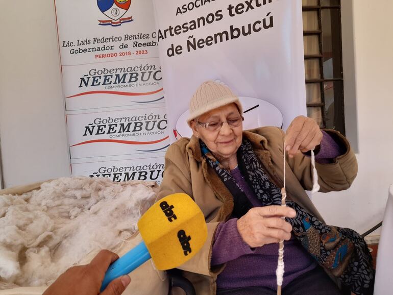 La  artesana Hilda Cáceres, con sus 82 años mostró al público presente cómo se fabrica el hilo de algodón en forma artesanal.