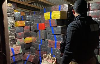 Paquetes de marihuana prensada encontrados en un depósito de la Colonia Piravera'i de Vaquería.