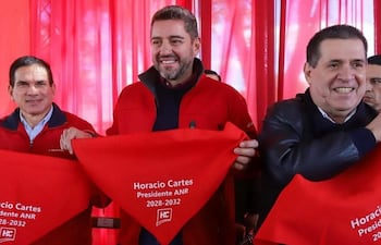 El ministro de Urbanismo, Juan Carlos Baruja, junto con Pedro Alliana y Horacio Cartes.