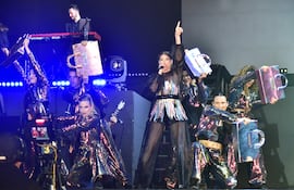 Flor Bertotti durante el concierto que había ofrecido en Asunción en 2023. La artista regresará a nuestro país en diciembre.