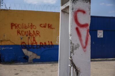 Fotografía de un muro con la frase "Prohibido robar en la comunidad", firmada por la banda criminal CV "Comando Vermelho", en la entrada de la comunidad en el barrio Vila da Barca en Belém (Brasil).  