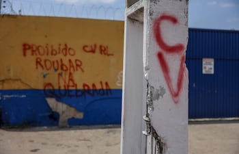ARCHIVO - Fotografía de un muro con la frase "Prohibido robar en la comunidad, firmada por la banda criminal CV "Comando Vermelho" en la entrada de la comunidad en el barrio Vila da Barca en Belém (Brasil).