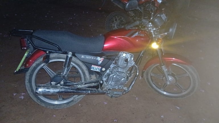 La motocicleta en la que se estaba desplazando la mujer cuando fue atacada a tiros en la ciudad de Ypané.