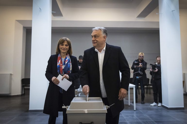 Una fotografía facilitada por el Departamento General de Comunicación del primer ministro húngaro muestra al primer ministro húngaro, Viktor Orban (d), líder y candidato a primer ministro del partido gobernante Fidesz, y su esposa, Aniko Levai (i), emitiendo sus votos en sus elecciones generales en Hungría, el 12 de abril de 2026.