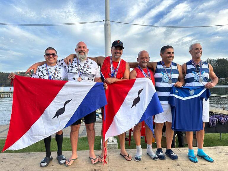 Mbigüenses ganaron medallas en el “suda” master de remo. En el podio los cuatro paraguayos.