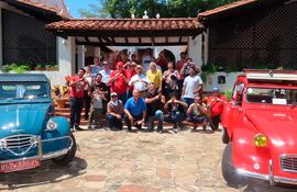 Exposición en los jardines de la embajada.