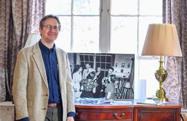 Nicholas Lewis, historiador del Laboratorio Nacional de Los Álamos, posa en la casa de J. Robert Oppenheimer en Los Álamos, Nuevo México.