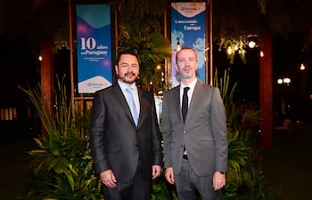 Olavi Linkola, gerente general de Air Europa Paraguay, y Javier Parrondo, embajador de España.