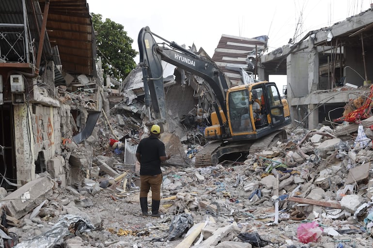 Una excavadora remueve escombros en la localidad de Quibdó.