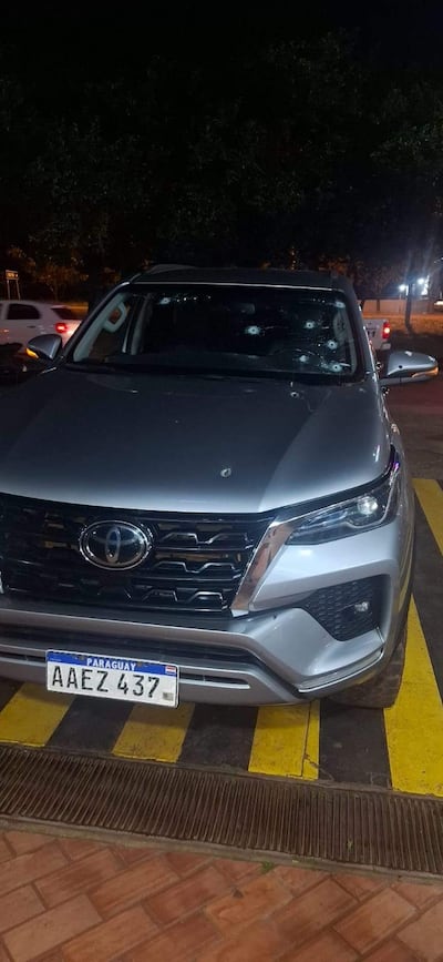 Sicariato en PJC: Se observan varios orificios provocados por disparos de arma de fuego en el vehículo en que se encontraba la víctima.