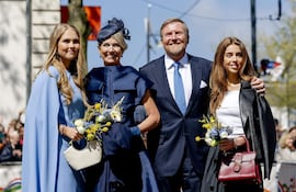 El rey holandés Guillermo Alejandro, la reina Máxima, la princesa Amalia y la princesa Alexia posan para una foto durante el Día del Rey en Doetinchem, Países Bajos.
(EFE/EPA/KOEN VAN WEEL / POOL)
