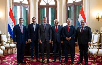 Tras esta foto, Silvio Ovelar y Enrique Riera discutieron y casi pelearon, según versiones.