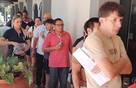 Fila de contribuyentes en la Municipalidad de Ciudad del Este.