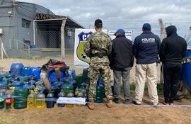 Dos personas detenidas en Villa Hayes por contrabando de combustible.