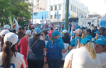 Enfermeras y enfermeros se manifestan en la Plaza Uruguaya contra la reforma de la Caja Fiscal.
