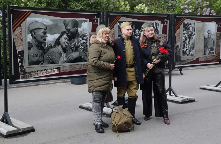 La población civil y militar se sumó a la recordación. Fotos en el parque Gorky en la recordación por el Día de la Victoria, en el centro de Moscú. Rusia conmemora el 79º aniversario de la victoria en la Segunda Guerra Mundial sobre la Alemania nazi y sus aliados. La Unión Soviética perdió 27 millones de personas en la guerra.

