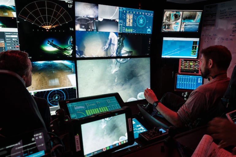 Esta foto, tomada el 10 de enero de 2026, muestra a la tripulación del OceanXplorer, un buque de investigación operado por la organización marina sin fines de lucro OceanX, operando un vehículo operado remotamente (ROV) en una sala de control, en aguas frente a la isla de Célebes (Sulawesi).