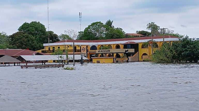 Varios hoteles y estaciones de servicios también se encuentran bajo agua.