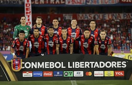 Los jugadores de Cerro Porteño posan para la fotografía previa al partido frente a Melgar por la revancha de la Fase 3 de la Copa Libertadores 2025 en el estadio La Nueva Olla, en Asunción, Paraguay.