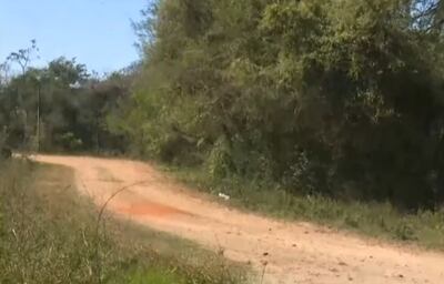 La mujer utilizó este camino para llegar a la avenida San Antonio y, a su retorno, fue abordada por un delincuente que la llevó a la zona boscosa para abusar de ella.