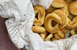 Una canasta con chipa.