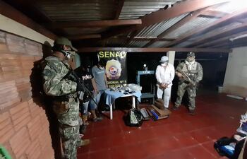 La Senad detuvo a tres adultos y un menor, así como incautaron evidencias relacionadas al procesamiento de cocaína en Pedro Juan Caballero.