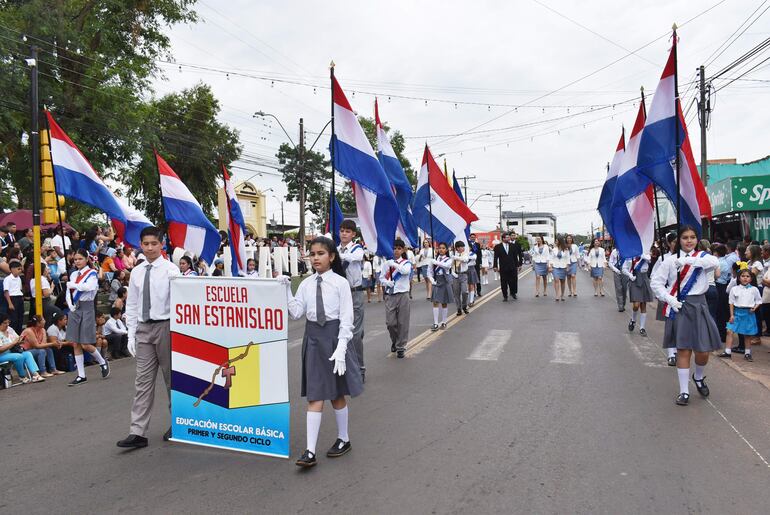 Alumnos de la escuela San Estanislao marchan por la avenida Mariscal López durante la actividad central realizada este miércoles.
